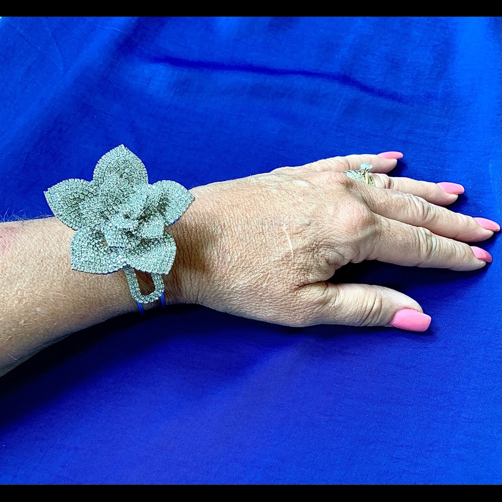 Gorgeous Rhinestone flower bracelet! - Picture 8 of 10